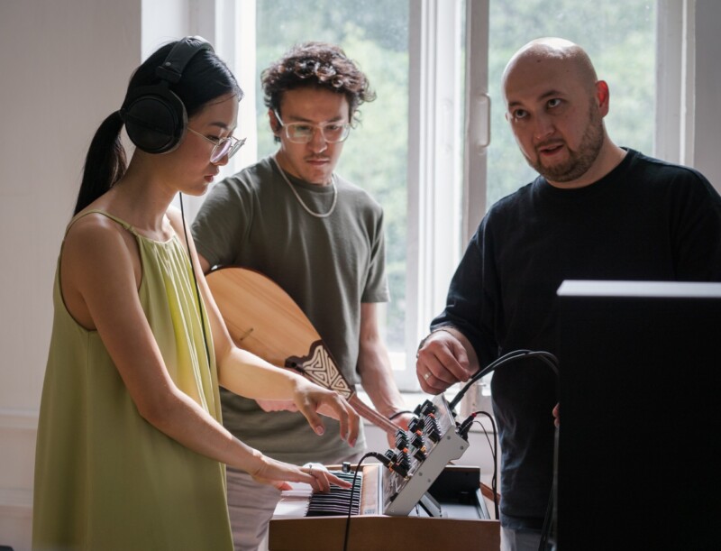 Девушка играет на винтажном синтезаторе