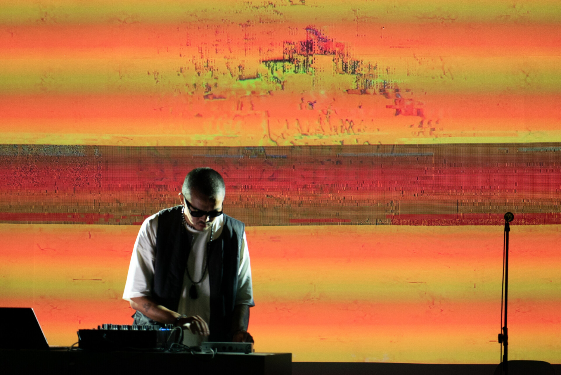 DJ на сцене Batyr Lab