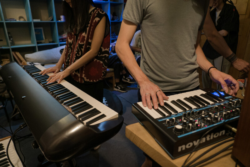 Два музыканта играют на синтезаторах
