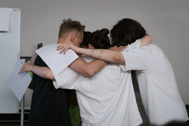 Молодые люди совещаются в кругу