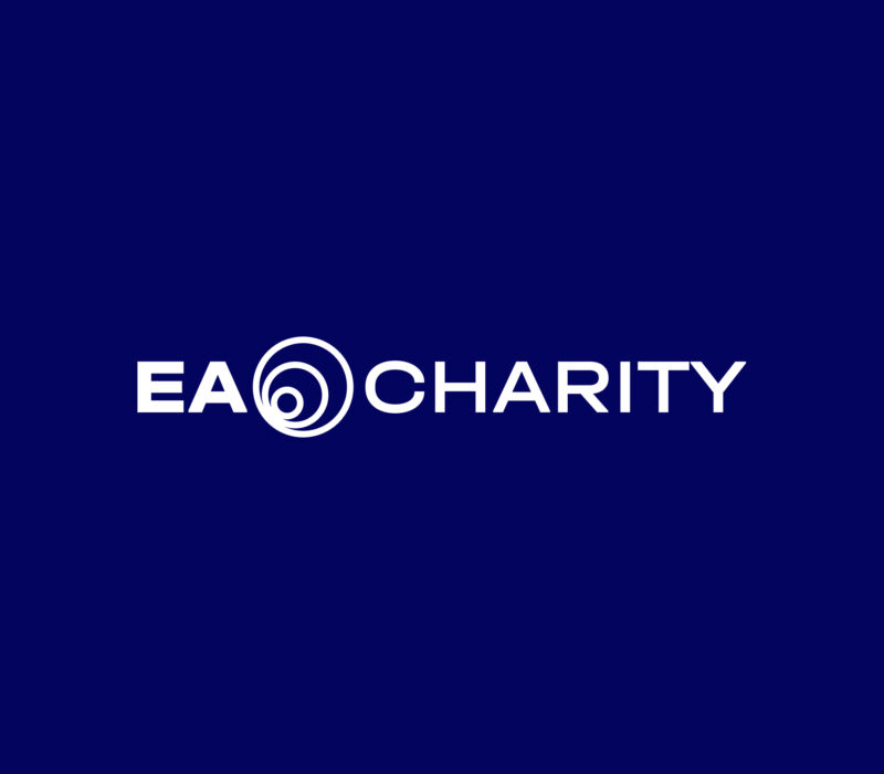 Логотип EA Charity на темно-синем фоне